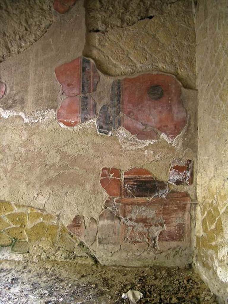 V.12, Herculaneum. May 2004. Detail of east wall in south-east corner of shop-room. Photo courtesy of Nicolas Monteix.
